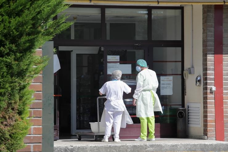 Dous sanitarios na porta da residencia das Gándaras, a maior da provincia de Lugo/ Carlos Castro - Europa Press