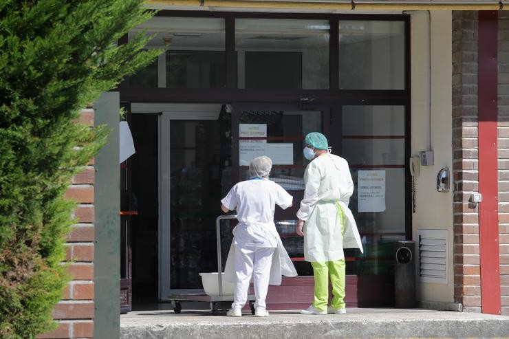 Dous traballadores conversan na porta da residencia das Gándaras, a maior da provincia de Lugo,a 17 de agosto de 2021.. Carlos Castro - Europa Press