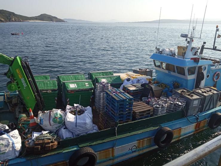 Embarque de lixo na illa de Sálvora