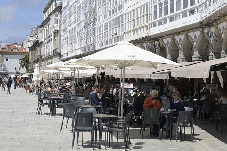 Arquivo - Varias persoas na terraza dun bar na  Coruña. M. Dylan - Europa Press - Arquivo 