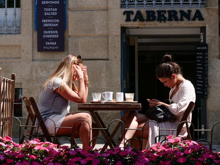 Dúas mulleres na terraza dun restaurante da Rua dá Raiña, o día en que o TSXG declara nula a petición de certificado Covid para entrar en hostalaría, a 12 de agosto de 2021, en Santiago de Compostela.. César Arxina - Europa Press / Europa Press