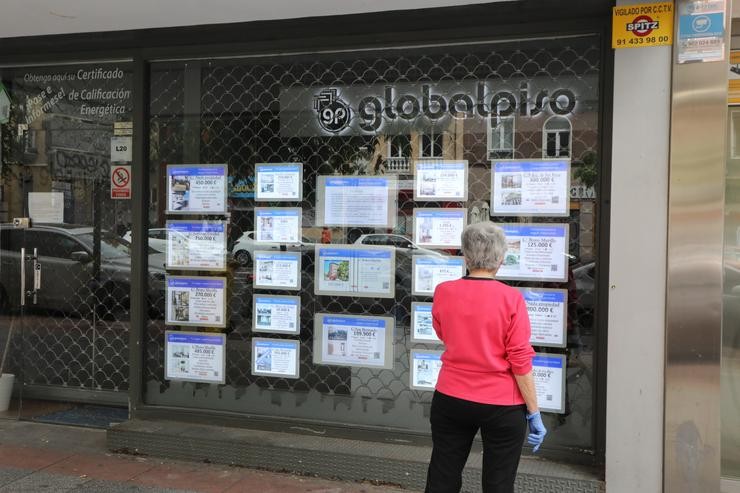 Unha muller bota unha ollada ás ofertas dunha axencia inmobiliaria. Marta Fernández Xara - Europa Press - Arquivo