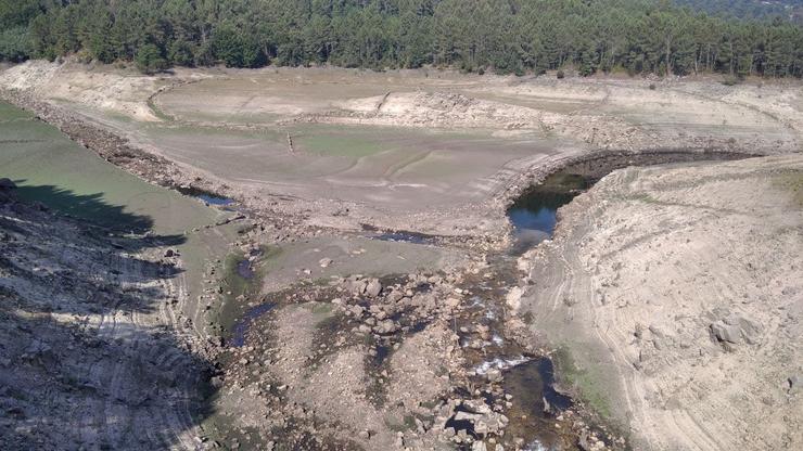 Encoro de Salas cun moi baixo nivel de auga, a agosto do 2021 / Ecoloxistas en Acción