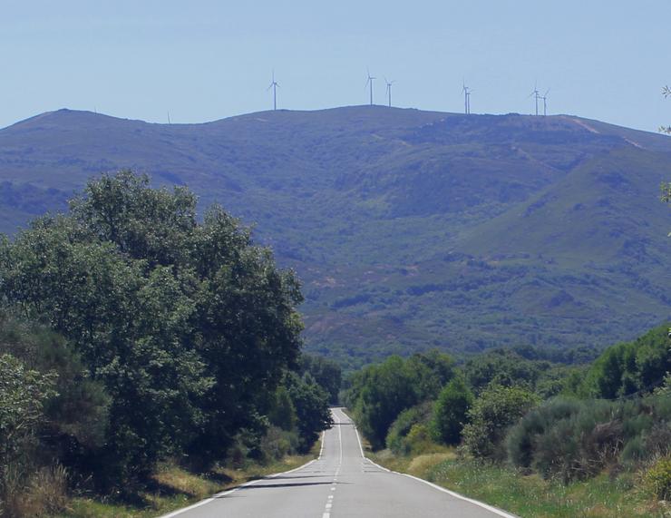 As 9 máquinas do polígono de Cabeço Alto, que bordea o Parque Natural do Xurés, desde a estrada de saída de Calvos cara o Couto Mixto - cedida