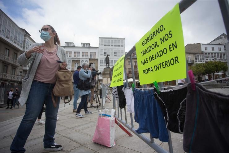 Unha empregada do sector hostaleiro colga roupa interior como signo de protesta nunha mobilización convocada polo sector hostaleiro / Carlos Castro - Europa Press - Arquivo.
