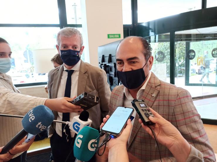 O vicepresidente primeiro da Xunta, Alfonso Rueda, e o presidente do Clúster de Turismo de Galicia, Cesáreo Pardal, en Santiago / Europa Press