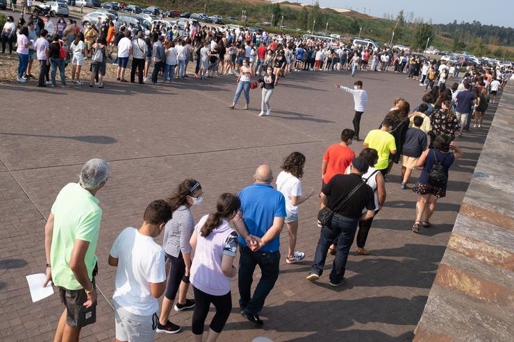 Un grupo de menores esperan ser vacinados da primeira dose da vacina Moderna na Cidade da Cultura, a 23 de agosto de 2021, en Santiago de Compostela, Galicia, (España).. César Arxina - Europa Press 