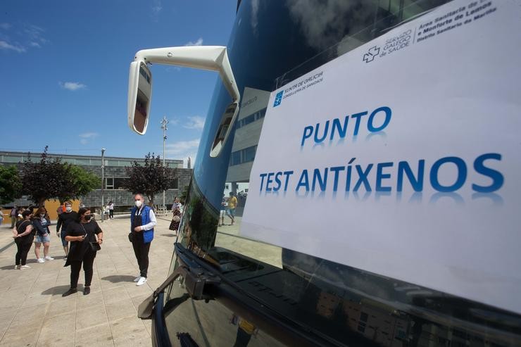 Un autobús onde realizan test de antígenos na Mariña (Lugo), en xullo de 2021.. Carlos Castro - Europa Press 