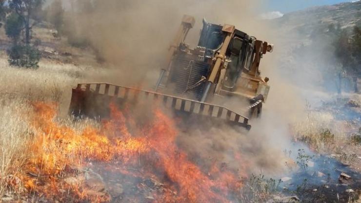 Maquinaria pasada realizando labores de extinción de lumes / extraco.es