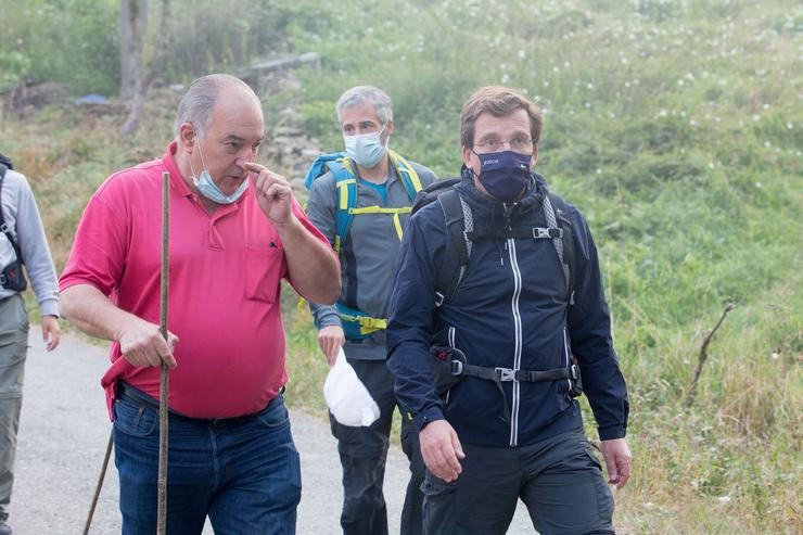 O alcalde de Baleira, Enrique Martínez-Puga (i) e o alcalde de Madrid, José Luís Martínez-Almeida (d), no inicio do Camiño Primitivo de Santiago, desde Ou Cádavo, Baleira, a 25 de agosto de 2021, en Lugo, Galicia (España). Carlos Castro - Europa Press / Europa Press