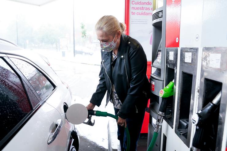 Unha muller pon gasolina ao seu vehículo nunha gasolineira / A. Pérez Meca