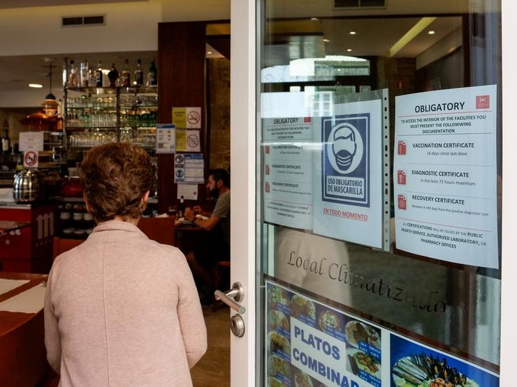 Entrada a un local de hostalaría, a 31 de xullo de 2021, en Santiago de Compostela. César Arxina - Europa Press 