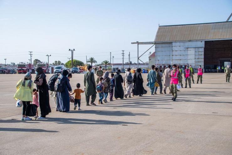 Un grupo de refuxiados afgáns chegan á base de Rota nun avión militar estadounidense. Ou.S. NAVY