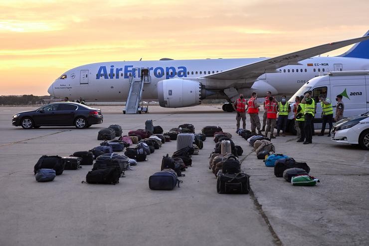 Equipaxes de refuxiados afgáns na base aérea de Torrexón de Ardoz a 24 de agosto de 2021, en Madrid (España).. Jesús Hellín - Europa Press