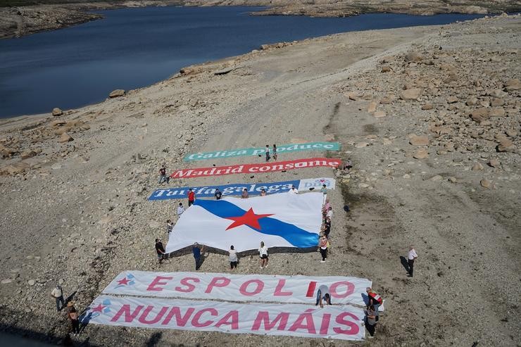 Acción simbólica do BNG no encoro de Cenza, en Vilariño de Conso (Ourense), para denunciar o baleirado dos encoros na Confederación Hidrográfica Miño Sil. BNG 