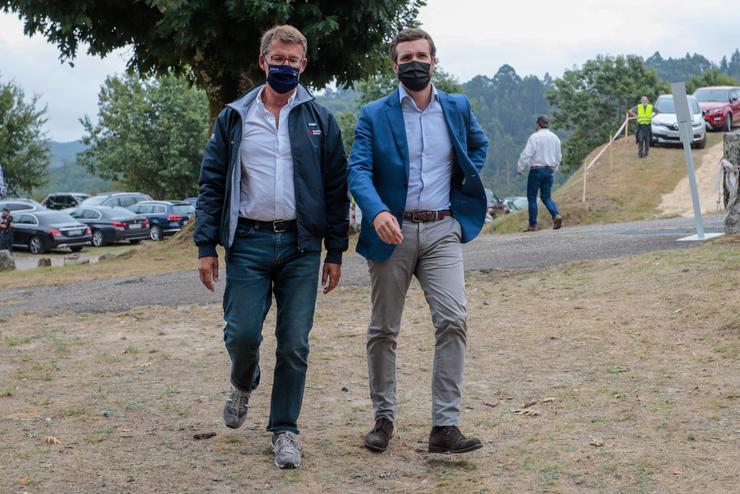 O presidente do PPdeG, Alberto Núñez Feijóo, e o presidente nacional do PP, Pablo Casado, á súa chegada ao acto de inicio do curso político, celebrado o 29 de agosto de 2021 na Carballeira de San Xusto, en Cerdedo-Cotobade.. MARTA VÁZQUEZ/EUROPA PRESS / Europa Press