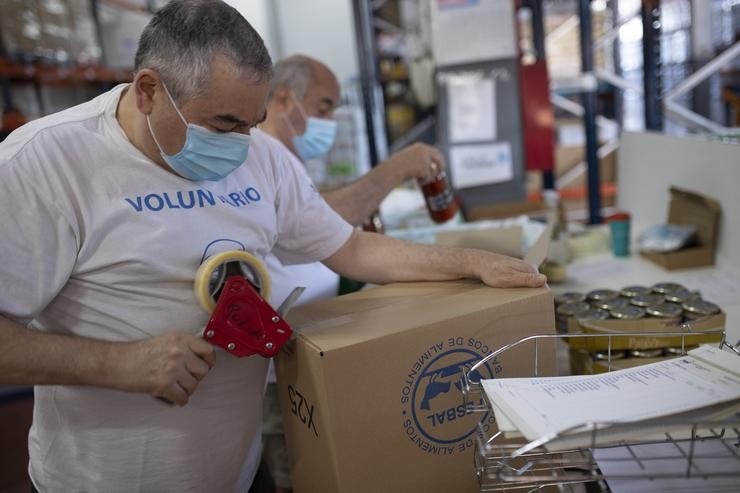 Un voluntario traballa nun banco de alimentos / Arquivo /