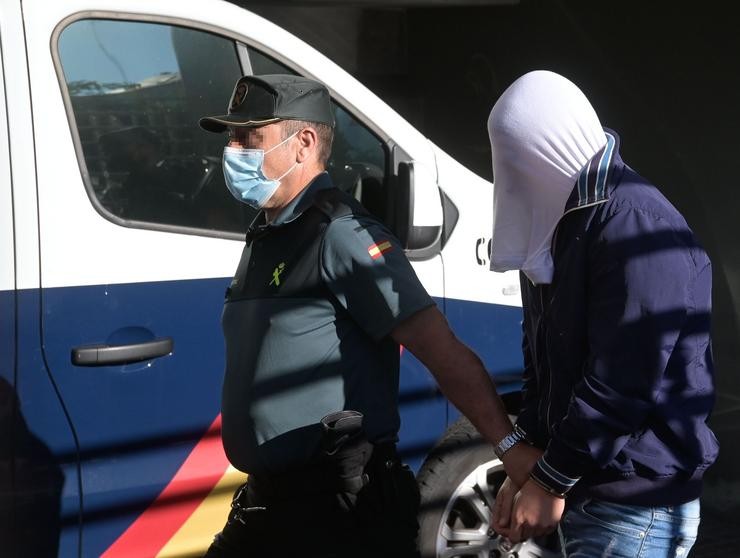 Un dos investigados pola morte de Samuel Luiz acode, esposado e acompañado dun axente da Policía Nacional, ao  Xulgado de Instrución número 8 da Coruña. M. Dylan - Europa Press / Europa Press