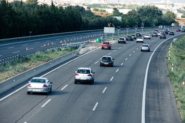 Varios vehículos, entre eles coches e camións, circulando por unha autoestrada / @TRANSIT