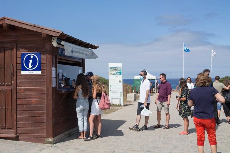 Turistas fan cola ante unha oficina de información turística. Carlos Castro - Europa Press 