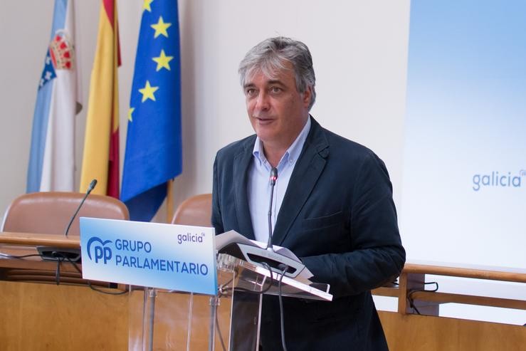 O portavoz parlamentario do PPdeG, Pedro Puy, en rolda de prensa. PPDEG