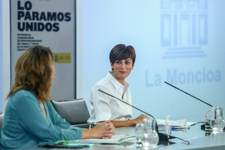 (E-D) A vicepresidenta terceira e ministra para a Transición Ecolóxica e o Reto Demográfico, Teresa Ribera, e a ministra Portavoz, Isabel Rodríguez 