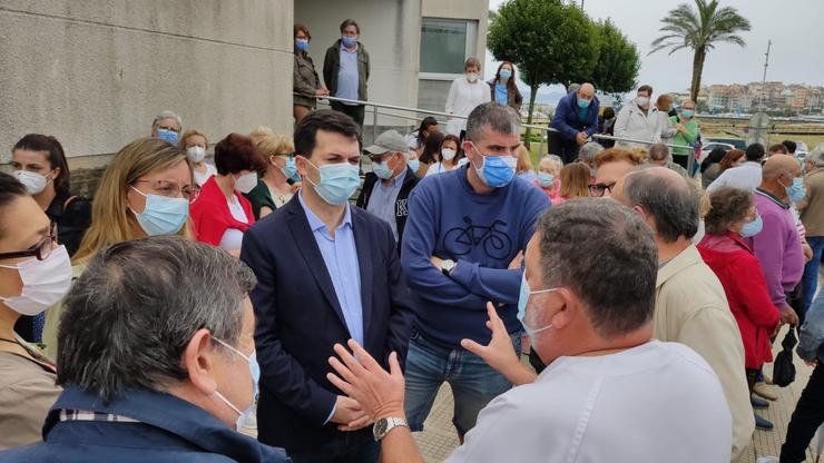 Sanitarios concéntranse fronte ao centro de saúde de Baltar (Sanxenxo, Pontevedra) para denunciar o aumento da presión asistencial. PSDEG