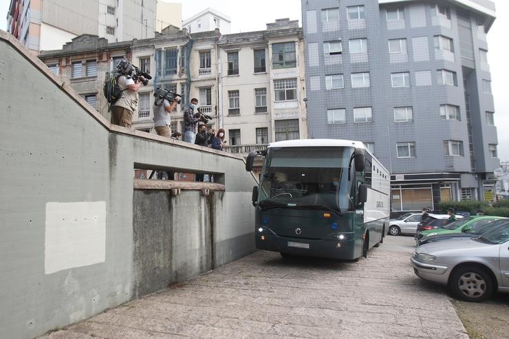 Autobús da Garda Civil onde van os acusados polo crime de Samuel Luiz tras ser citados no xulgado / M. Dylan - Europa Press. / Europa Press