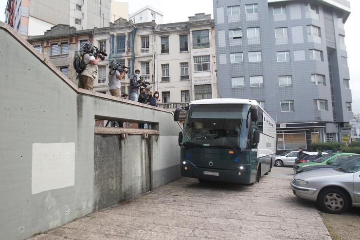 Autobús da Garda Civil onde van os acusados polo crime de Samuel Luiz tras ser citados no xulgado / M. Dylan - Arquivo