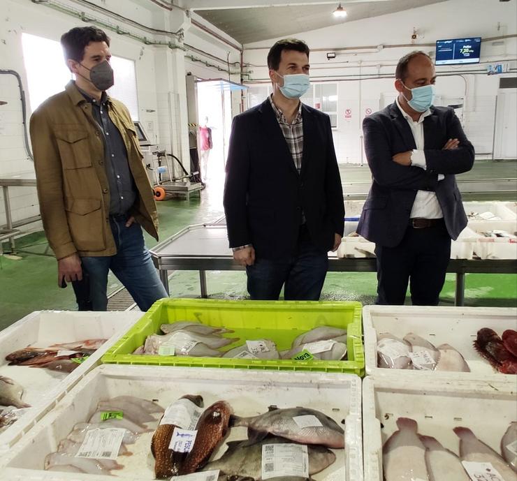 O secretario xeral do PSdeG, Gonzalo Caballero, nunha visita ao porto de Malpica, co alcalde da localidade, Walter Pardo, e o vicesecretario do partido, Pablo Arangüena.. PSDEG-PSOE / Europa Press