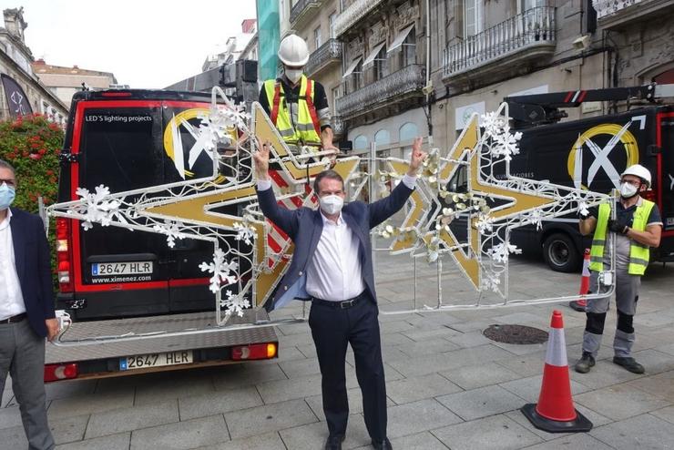 O alcalde de Vigo, Abel Caballero, fai o signo da vitoria coas mans, durante o acto de inicio da instalación da iluminación do Nadal en agosto de 2021.. CONCELLO DE VIGO / Europa Press