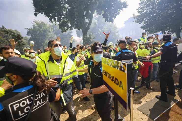 Traballadores de Ence protestan durante o acto da lectura do pregón das Festas da Peregrina, en Pontevedra 