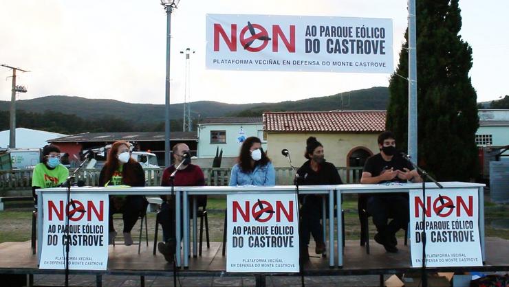 Asamblea veciñal organizada pola plataforma 'Non ao parque eólico no Monte Castrove '
