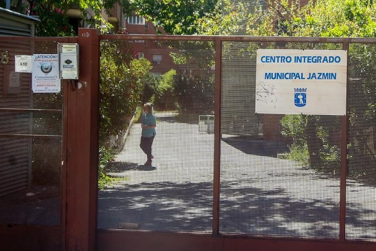 Unha muller camiña no interior do recinto da residencia de anciáns Xasmín, a 5 de agosto de 2021, en Madrid, (España).. Ricardo Rubio - Europa Press