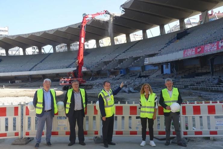 O alcalde de Vigo, Abel Caballero, xunto ao presidente da Deputación de Pontevedra, Carmela Silva, e varios concelleiros do Concello olívico, asisten ao comezo das obras de demolición da bancada de Marcador, no estadio de Balaídos.. CONCELLO DE VIGO