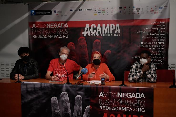 A xornalista Rosa María Calaf, o fotoperiodista Javier Corso e o escritor Juan Tomás Ávila participan na Rede Acampa. M. DYLAN / Europa Press
