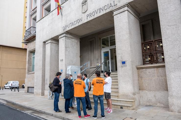 Representantes do comité de empresa de Alu Ibérica na Coruña ás portas da Deputación coruñesa con motivo do debate dunha moción en apoio ao persoal. JAVIER_VALENZUELA / Europa Press