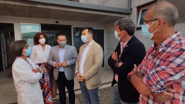 O secretario xeral do PSdeG, Gonzalo Caballero, no centro de saúde de Nigrán xunto a alcaldes da comarca do Val Miñor. PSDEG / Europa Press