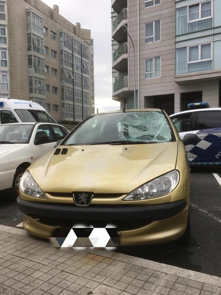 Coche identificado pola Policía Local como autor dun atropelo a un home na Rolda de Outeiro, na Coruña.. CONCELLO DA CORUÑA / Europa Press