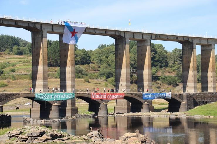 O BNG realiza unha acción simbólica no encoro de Belesar, en Portomarín (Lugo). BNG / Europa Press