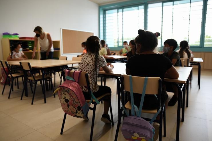 Unha profesora xunto con alumnos de Educación primaria nunha  das aulas do colexio Lles Arts, de recente construción, durante o primeiro día do curso escolar 2021-2022 na Comunidade Valenciana, a 8 de setembro de 2021, en Valencia, Comunidade Vale. Jorge Gil - Europa Press