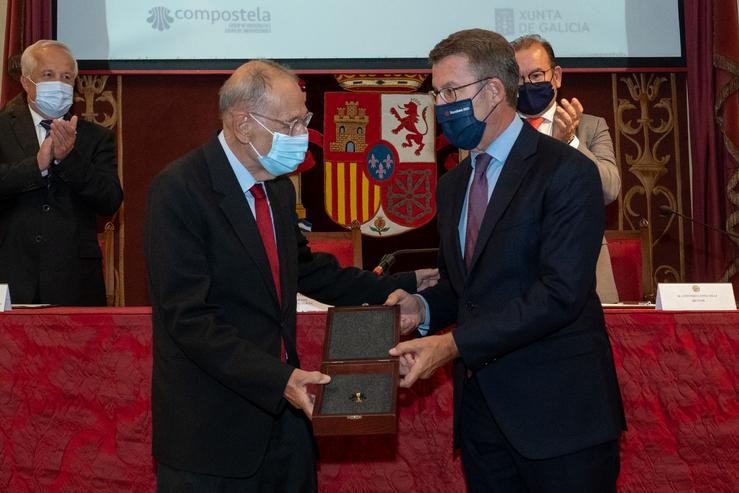 O presidente da Xunta, Alberto Núñez Feijóo, fai entrega do XXV Premio Internacional Grupo Compostela-Xunta de Galicia 2021 a Javier Solaina.. XUNTA 