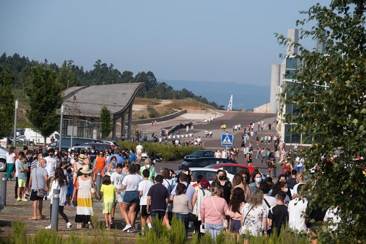 Un grupo de menores esperan ser vacinados da primeira dose da vacina Moderna na Cidade da Cultura, a 23 de agosto de 2021, en Santiago de Compostela, Galicia, (España). Este luns arrinca a vacinación contra o Covid-19 para os menores de ed. César Arxina - Europa Press / Europa Press