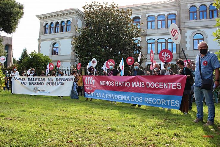 CIG-Ensino e Anpas Galegas concentráronse este martes contra os recortes de profesorado e desdobres en secundaria. CIG-ENSINO 