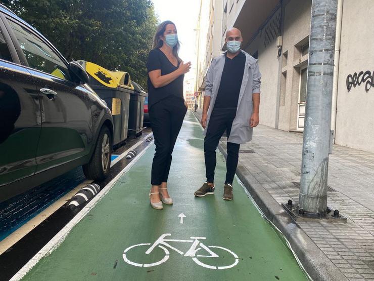 A alcaldesa de Lugo nun carril verde de bici, en Lugo, xunto con Mauricio Repetto / Concello de Lugo