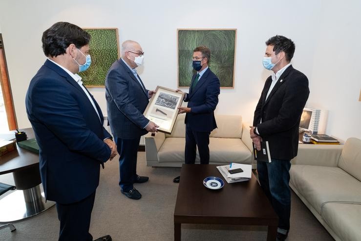 O presidente dá Xunta, Alberto Núñez Feijóo, e o secretario xeral de Emigración, Antonio Rodríguez Miranda, reciben a representantes da Fundación A Nosa Terra (Panamá) no seu despacho de Monte Pío. Santiago de Compostela. DAVID CABEZÓN / Europa Press