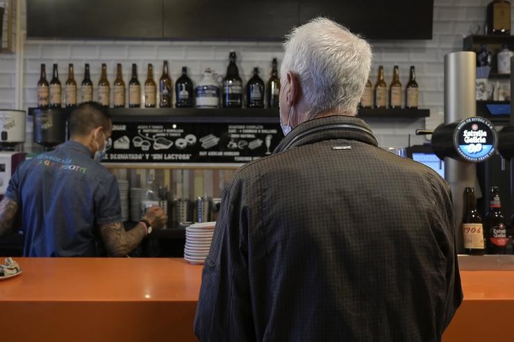 Un home na barra dun bar coruñés o día en que reabren as barras dos establecementos de hostalaría por primeira vez na pandemia do coronavirus en Galicia, a 15 de setembro de 2021, na Coruña, Galicia (España).. M. Dylan - Europa Press / Europa Press