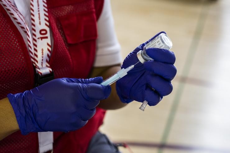Unha voluntaria de Cruz Vermella prepara unha dose da vacina de Moderna contra o Covid-19 para un estudante universitario no campus de Cidade Universitaria, a 14 de setembro de 2021, en Madrid, (España). Hoxe arrinca na Comunidade de Madrid a vacun. Alejandro Martínez Vélez - Europa Press 