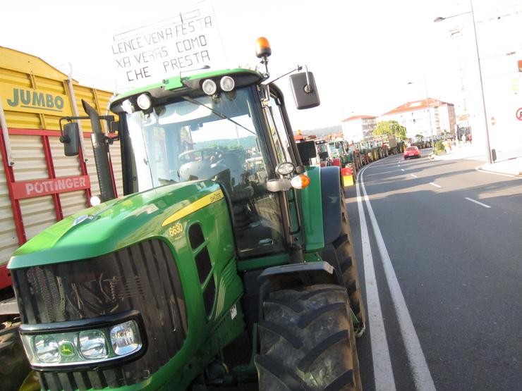Arquivo - Tractores bloquen  a rúa do Hórreo en Santiago. EUROPA PRESS - Arquivo 