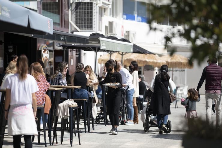 Arquivo - Varias persoas nunha terraza de Sanxenxo, en Pontevedra, Galicia (España), a 27 de marzo de 2021. O subcomité clínico mantén o nivel alto de restricións no concello de Sanxenxo, o que leva que a hostalaría só pode servir en l. Beatriz Ciscar - Europa Press - Arquivo 